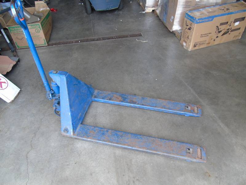 lot 33 image: Blue Giant Pallet Jack