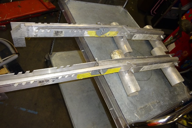 2 ladder jacks