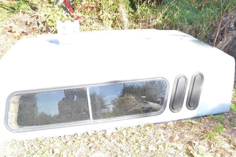 lot 24 image: Topper