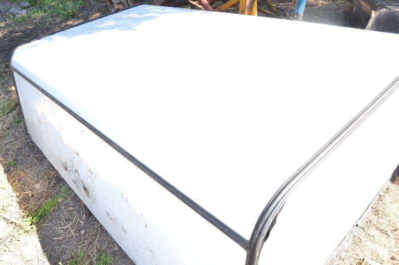 lot 29 image: Topper