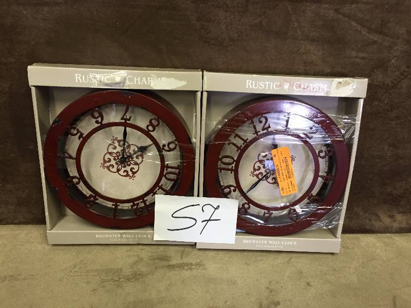 Lot of 2 clocks