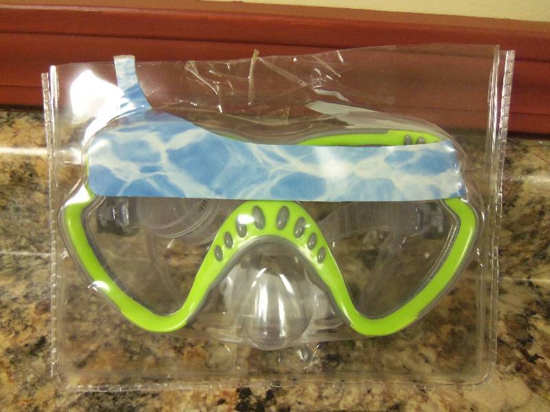 lot 16 image: Swim Goggles