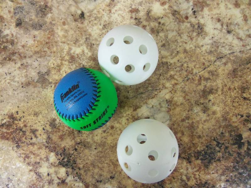lot 26 image: Mixed Outdoor Balls