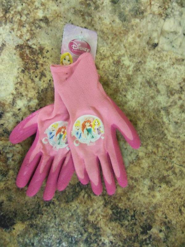 lot 28 image: Girls Disney Princess Gardening Gloves