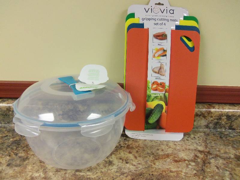 lot 46 image: SnapwareViovia Bowl and Cutting Mats