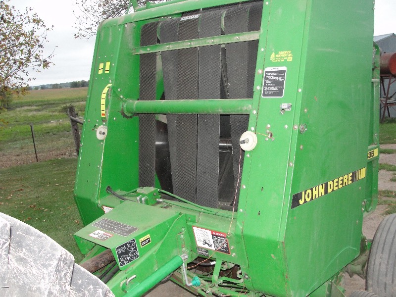 John Deere 335 Baler