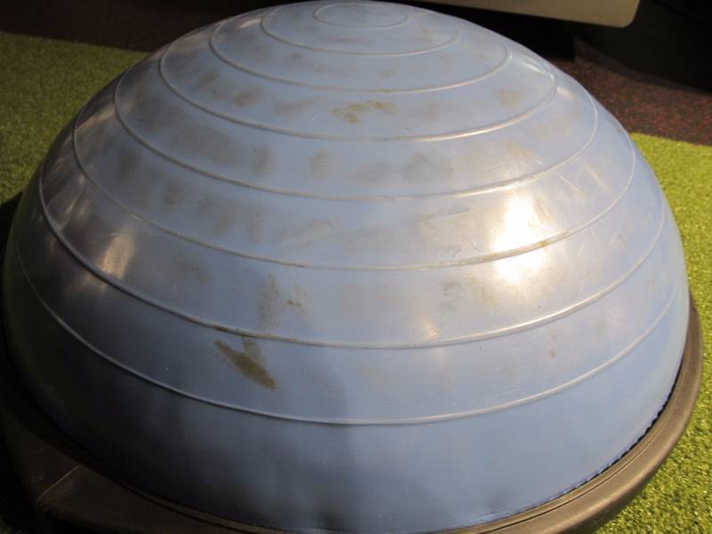lot 21 image: Bosu Half Balls