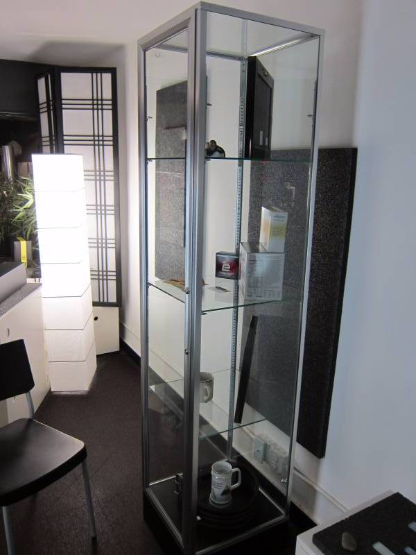 lot 31 image: Display Cabinet