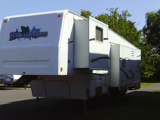 lot 4 image: 2003 Fleetwood Wilderness 32 GL 5th Wheel