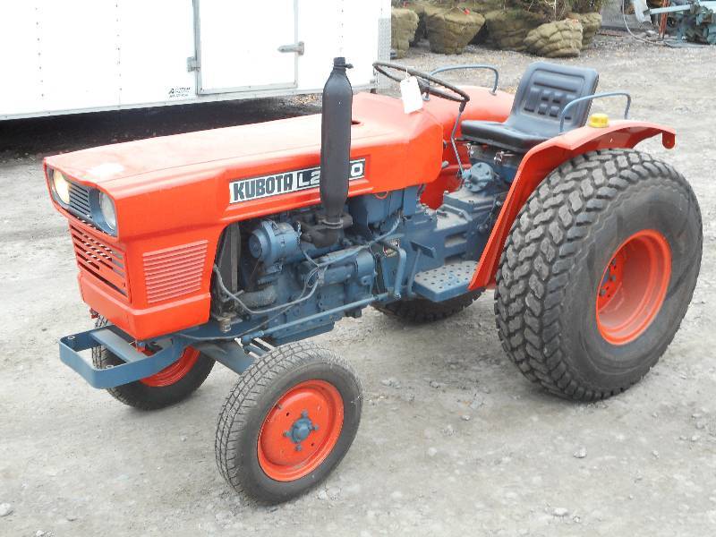 lot 6 image: Kubota L2000 Tractor, 3-Cylinder Di...