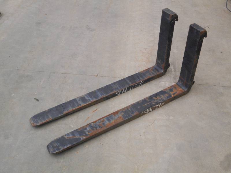 (1) Set Of Heavy Duty 42 Pallet Fo...