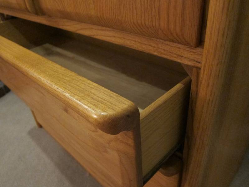 lot 2 image: Media Armoire