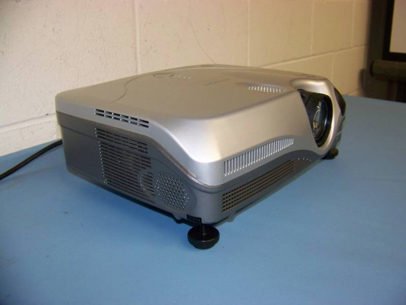 lot 3 image: Hitachi, CP-X445, LCD Projector