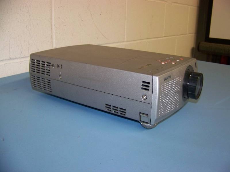 lot 4 image: Sanyo, PLC-SW15, LCD Projector