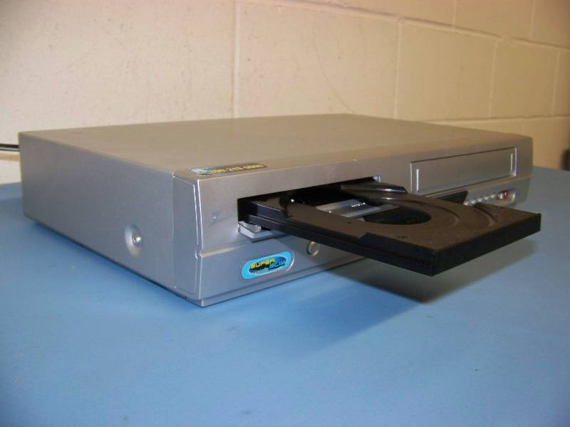 lot 58 image: Zenith, DVD  VCR Player Combination