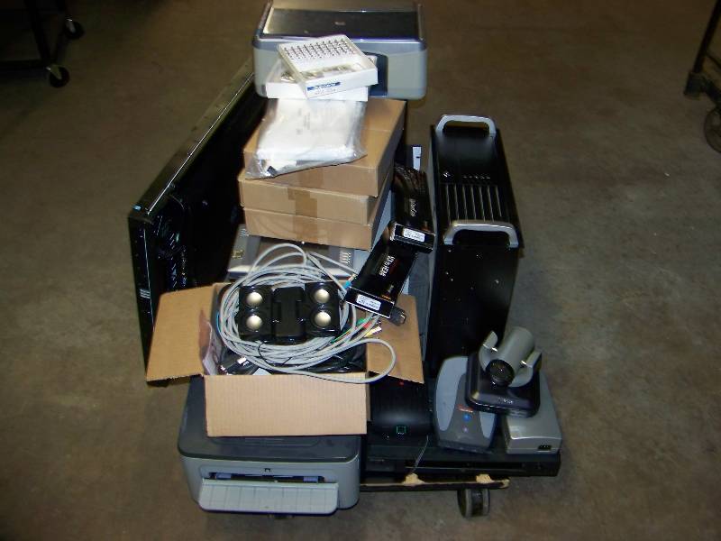 lot 106 image: Miscellaneous lot of Audio  Video items for PARTSREPAIR