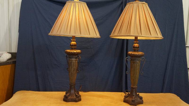 lot 4 image: Set of 2 lamps