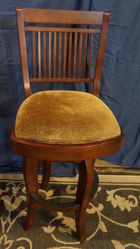 lot 8 image: Set of 2 Swivel Wood Bar Stools