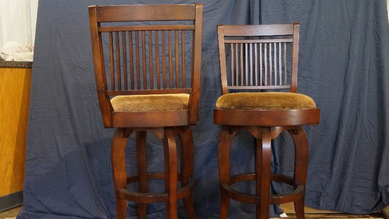 lot 9 image: Set of 2 Swivel Wood Bar Stools