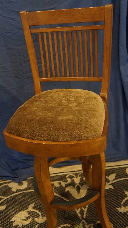 lot 10 image: Wood Swivel Bar Stool