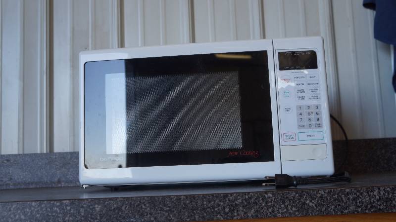lot 19 image: Daewood Microwave