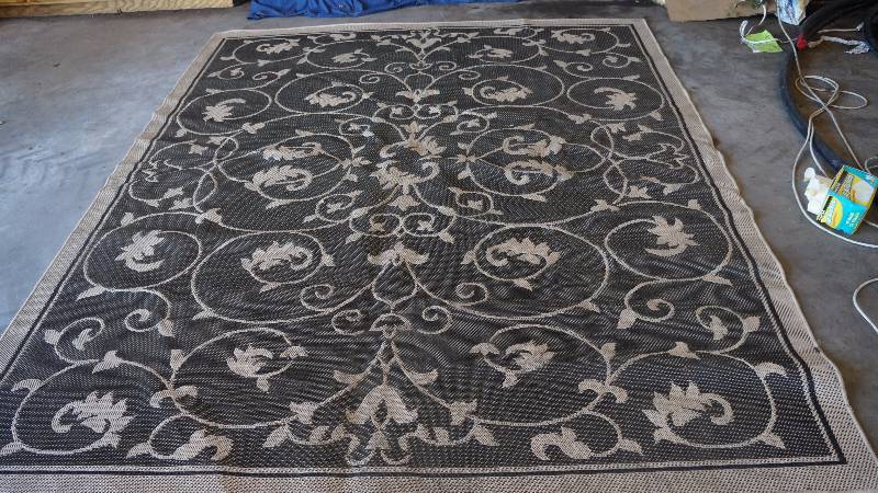 lot 22 image: Large Rug