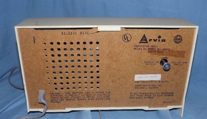 lot 8 image: Irvin Transistor Radio