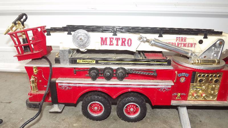 lot 29 image: Remote Control Fire Truck Engine