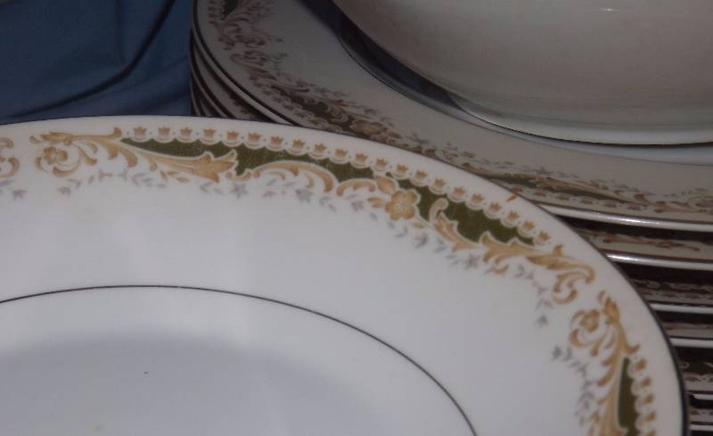 lot 20 image: Vintage Queen Anne Select Fine China Lot