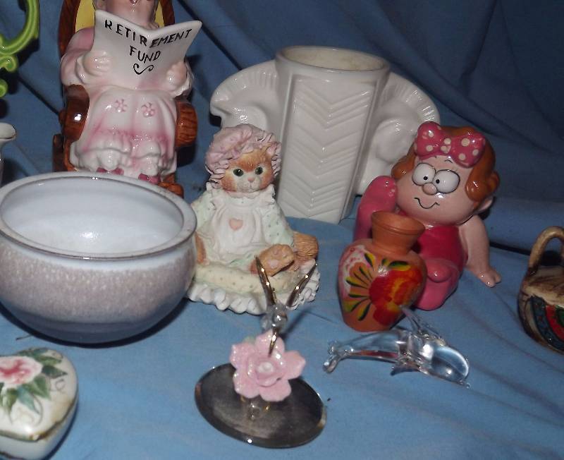 lot 32 image: Collectibles, Miniatures, Piggy Bank, Milk Glass & More Lot