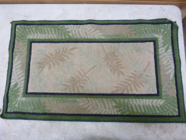 lot 22 image: Entry Rug