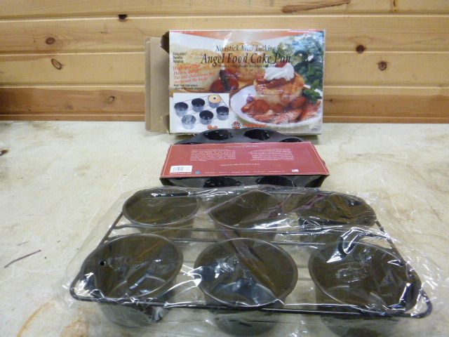 lot 46 image: Norpro Nonstick Mine Angel Food Cake Pan