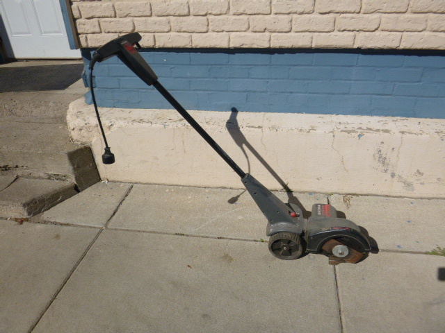 lot 67 image: Craftsman Electric Edger