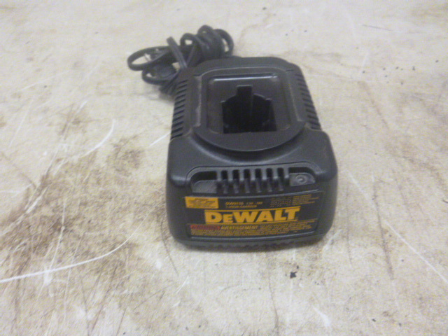 lot 140 image: DeWalt Battery