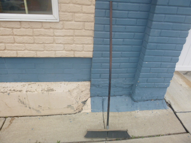 lot 142 image: Shop Broom