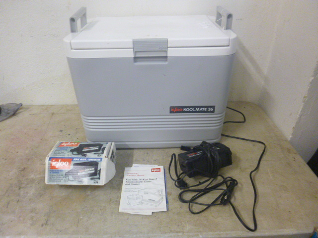 lot 166 image: Igloo 12 Volt Cooler