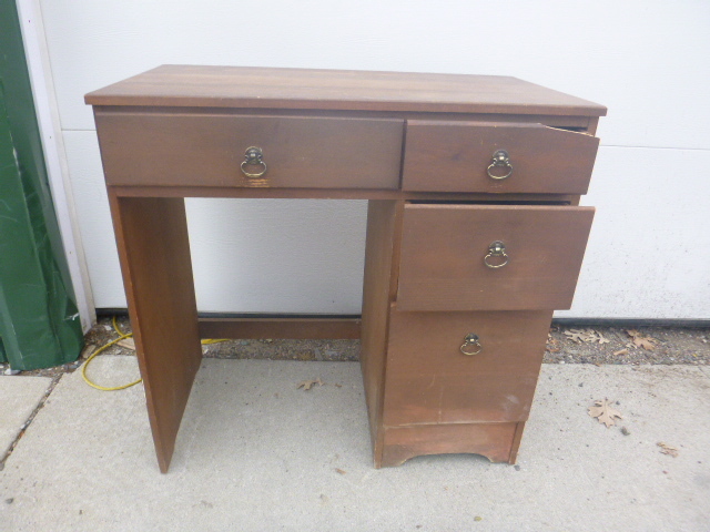 lot 172 image: Small Desk