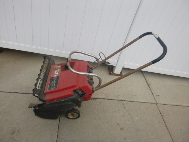 lot 183 image: Toro S-200 Snowblower