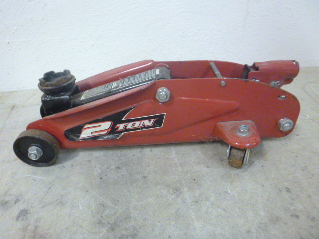 lot 192 image: 2 Ton Floor Jack