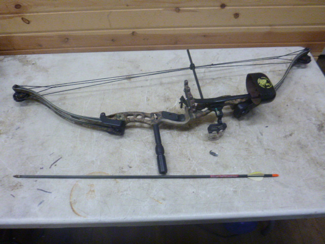 lot 5 image: Hoyt USA Compound Box LX Pro