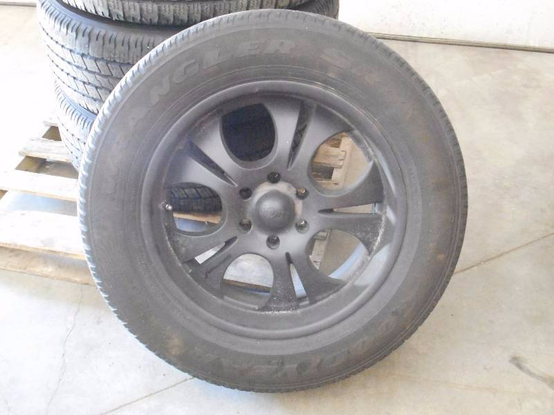 lot 18 image: (4) Goodyear Wrangler SRA P27560R...