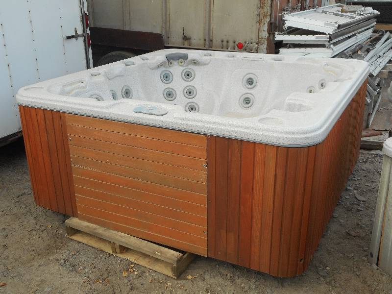 lot 9 image: Cal-Spas Deluxe Multi-Jet Hot Tub W...