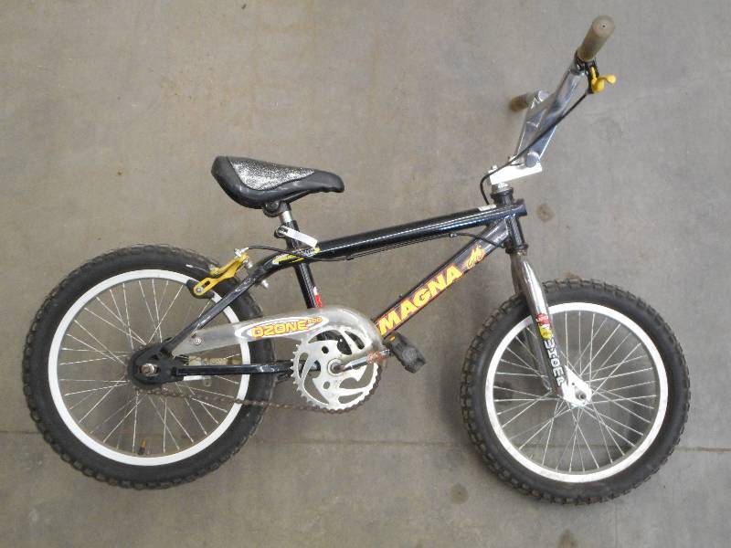 lot 23 image: Magna Ozone 500 Boys Bicycle ...