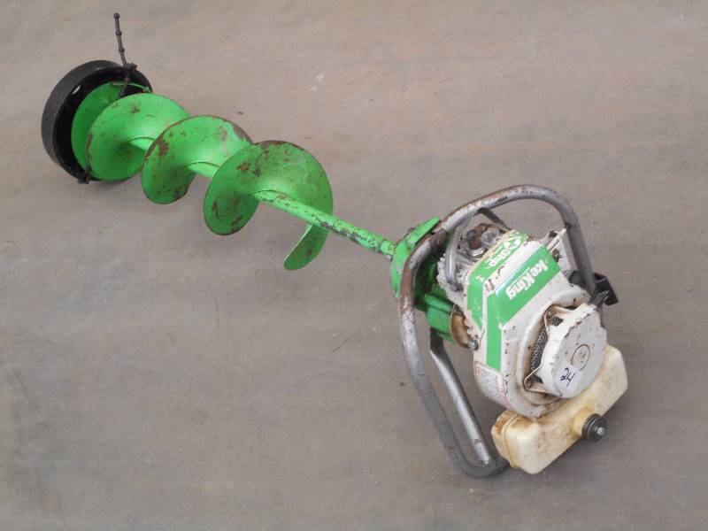 lot 24 image: Ice King Model 111 3HP 8 Ice Auger...