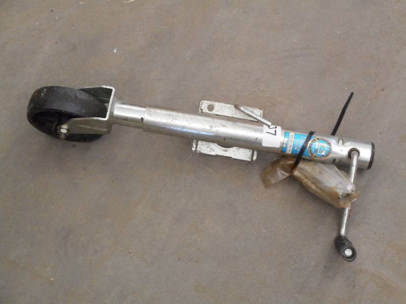 lot 37 image: 800# Flip-Up Trailer Tongue Jack ...