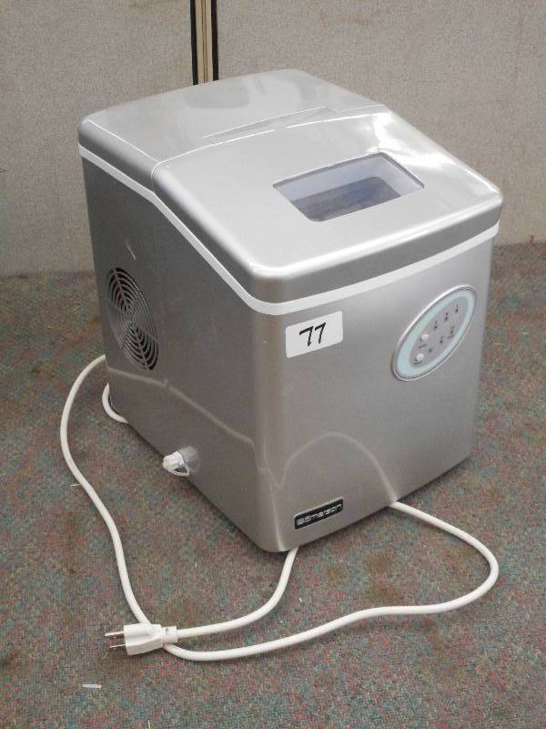 lot 77 image: Emerson 120Volt Countertop Ice Make...