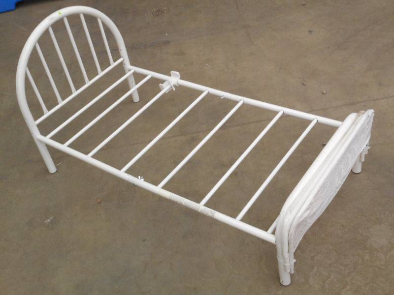 lot 114 image: White Steel Toddler Bed With Remova...
