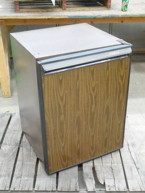 lot 118 image: GE Mini-Fridge With Freezer Compart...