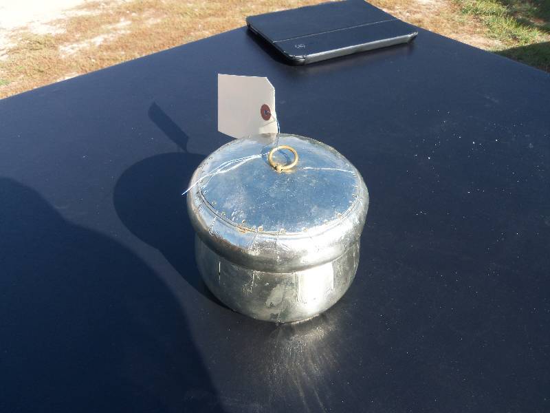 lot 4 image: decorative storage