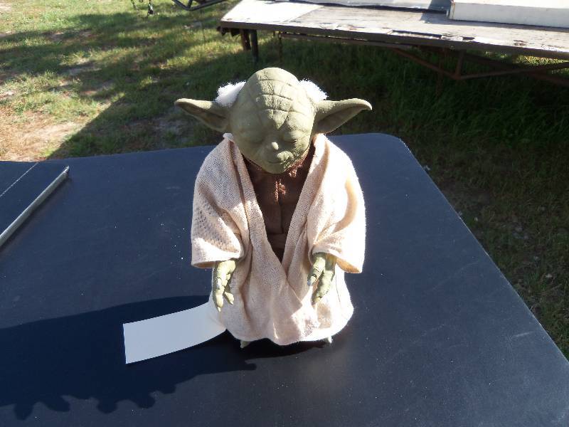 lot 5 image: Yoda figurine